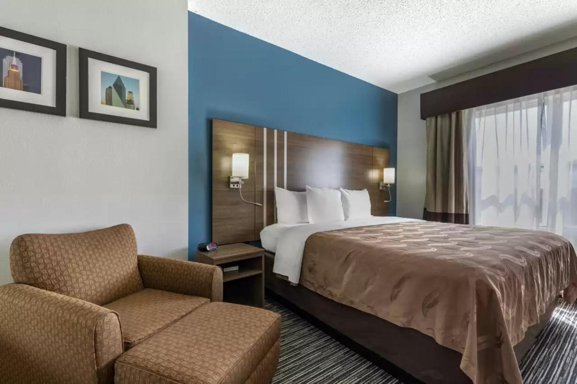 Quality Inn & Suites I-35 E-Walnut Hill Dallas Exterior photo