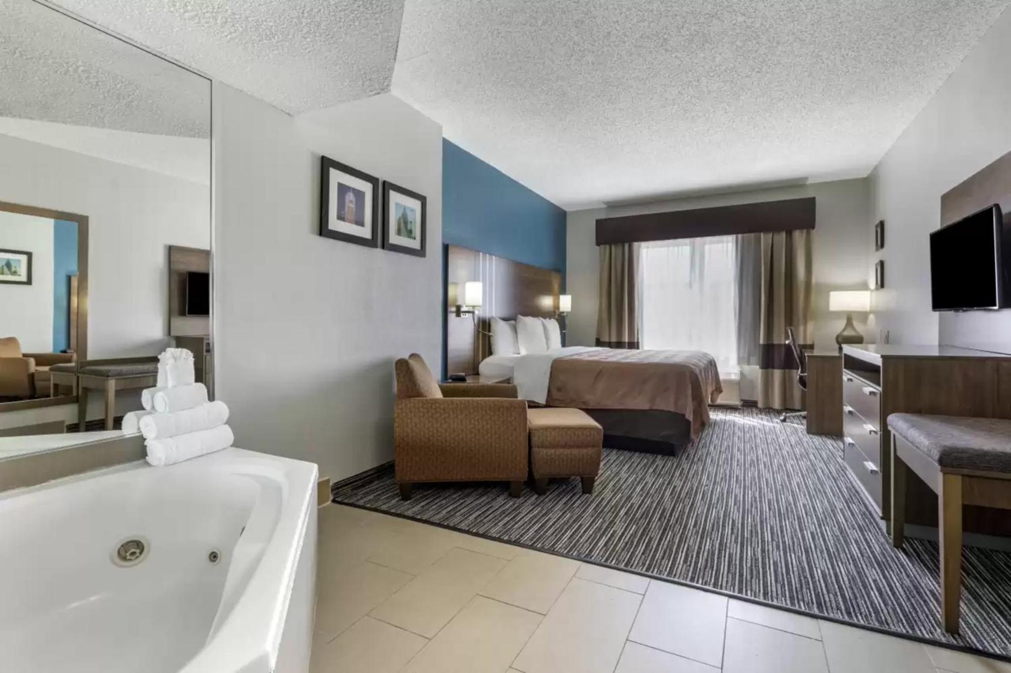 Quality Inn & Suites I-35 E-Walnut Hill Dallas Exterior photo