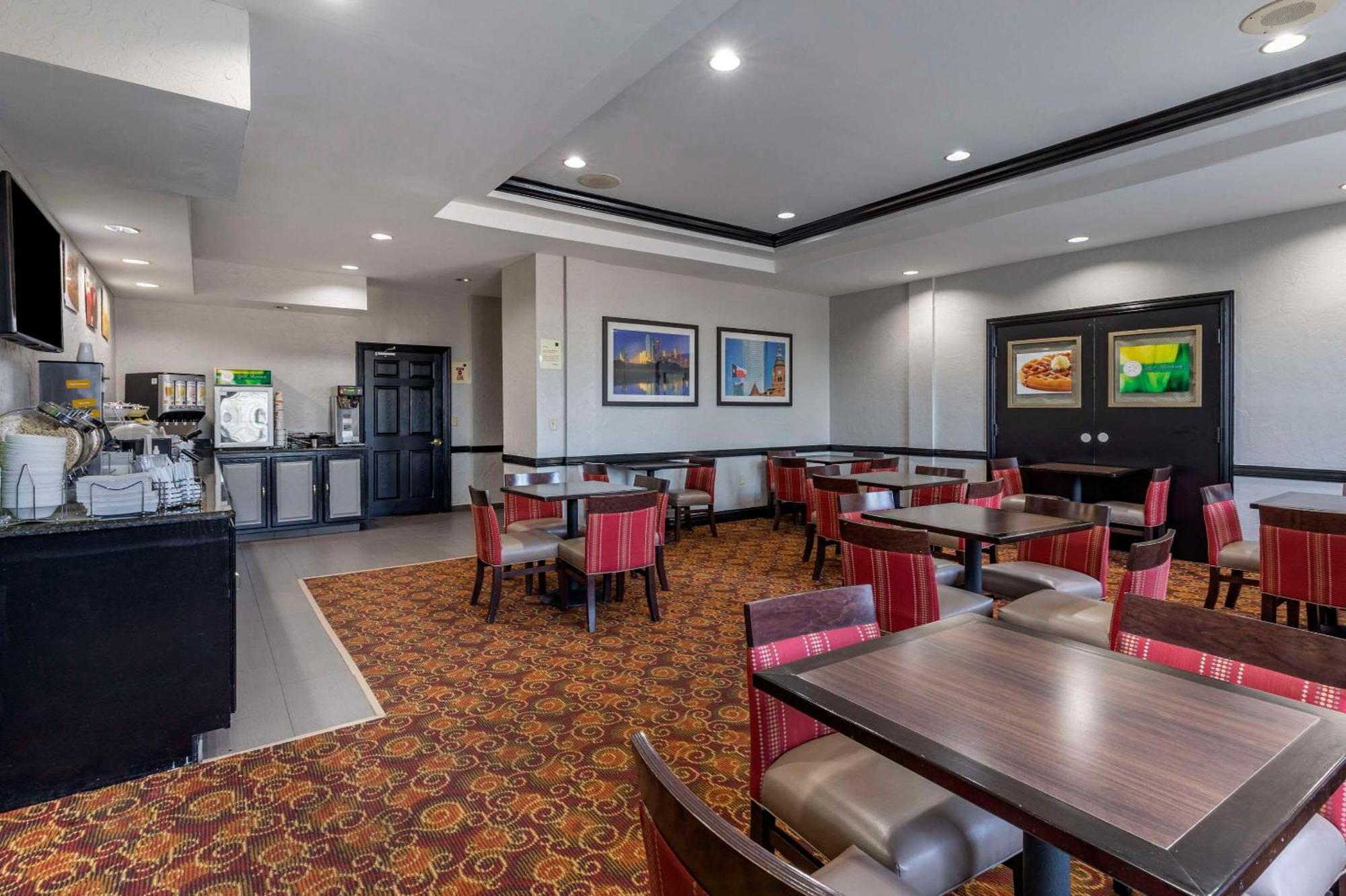 Quality Inn & Suites I-35 E-Walnut Hill Dallas Exterior photo