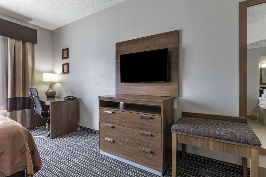 Quality Inn & Suites I-35 E-Walnut Hill Dallas Room photo