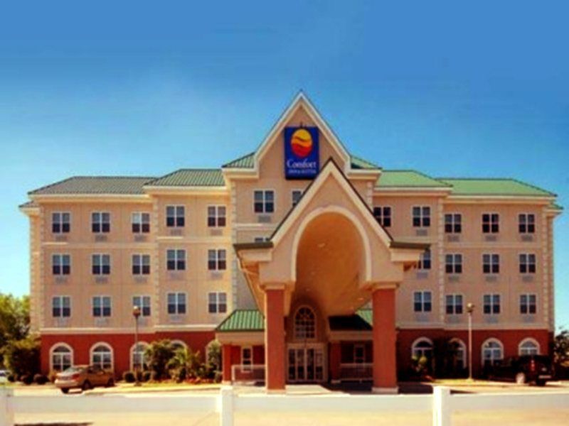 Quality Inn & Suites I-35 E-Walnut Hill Dallas Exterior photo